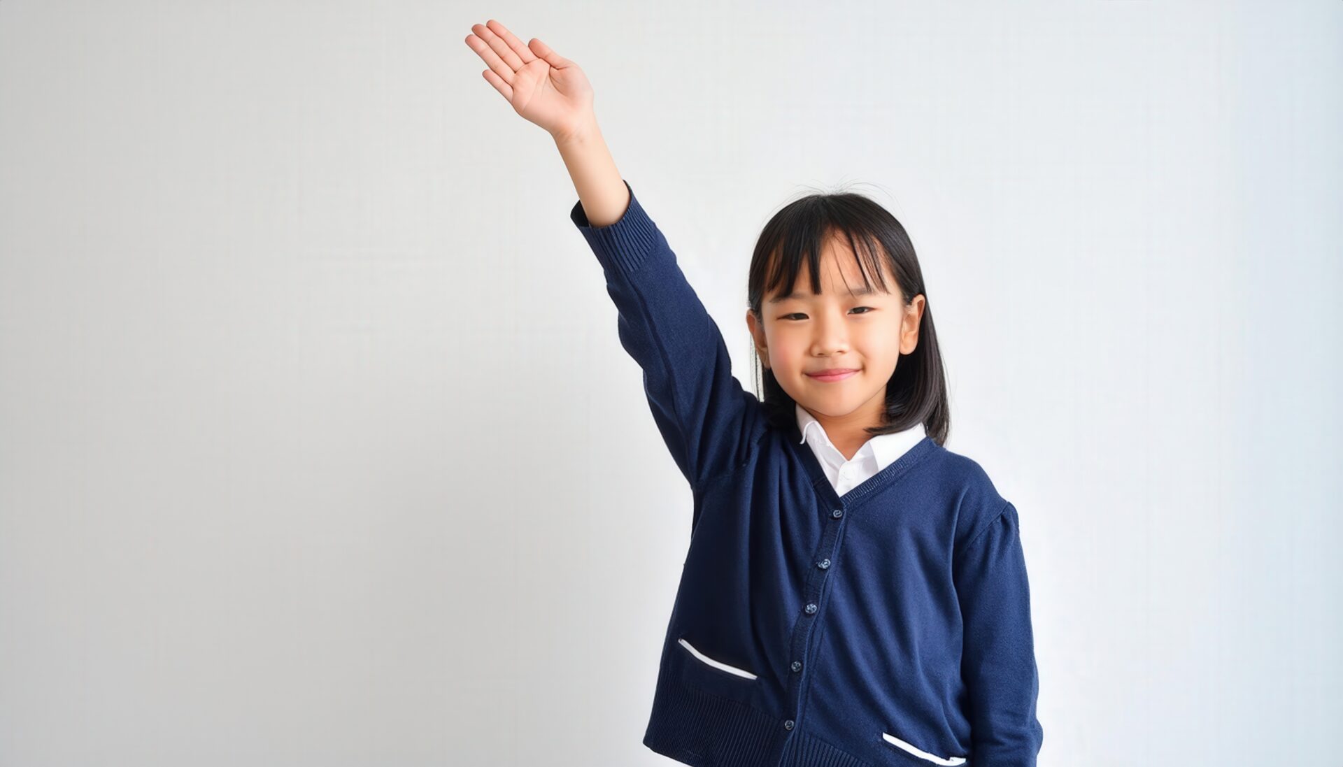 紺色のカーディガンで手を上げる子