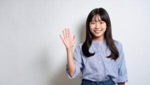 ストライプのシャツで手を上げる子