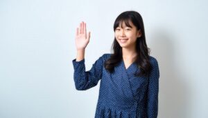 ドット柄のワンピースで手を上げる子