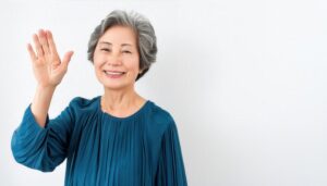 青色の服で手を上げる高齢者