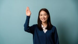 ネイビーのカーディガンで手を上げる人