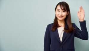ネイビースーツで手を上げる人