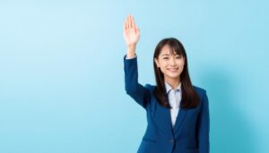 ブルーのスーツで手を上げる人