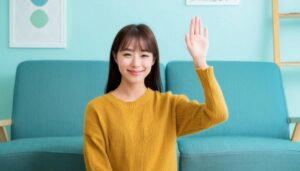 ソファの前で手を上げる人