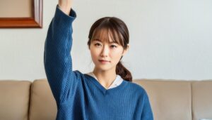 青いセーターで挙手する人