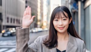街中で手を上げる人