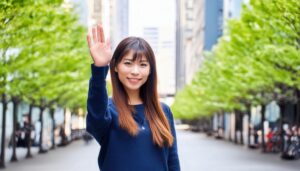 並木道で手を上げる人