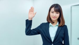 室内で手を上げるスーツ姿の人