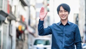 街角で手を振る人