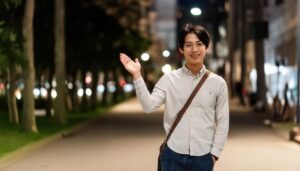 夜の街を背景に手を振る人