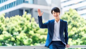 ビルの屋外で手を振る人