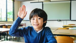 教室で片手を上げる子供