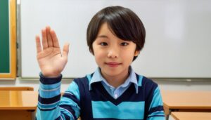 ホワイトボード前で片手を上げる子供