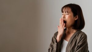 あくびをする女性（室内）