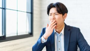 オフィスであくびをする男性