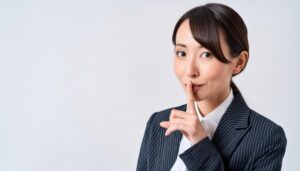 ストライプのジャケットで静かにの合図をする人