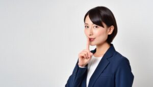 ビジネススーツで口元に指を当てる人