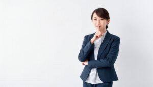 腕を組んで口元に指を当てる人