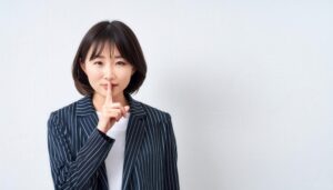 ストライプジャケットでシーの合図をする人