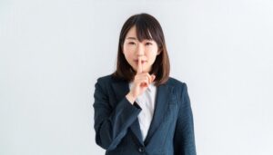 ストライプのビジネススーツでシーのポーズをとる人