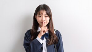 静かにのポーズをする学生