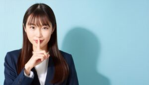 静かにするよう指示するスーツ姿の女性