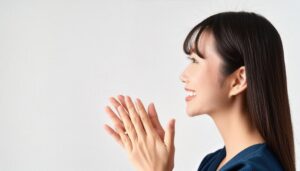 白背景で拍手をする日本人女性