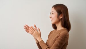 拍手する女性
