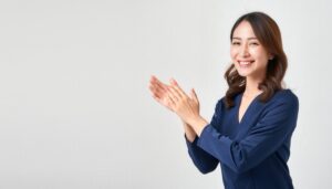 プレゼンで拍手する女性