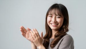 拍手するカジュアルな女性