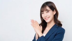 拍手するスーツ姿の女性