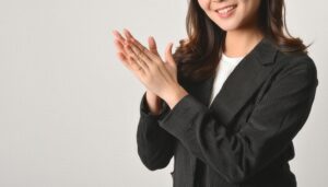 拍手するビジネスウーマンの手元