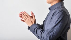 拍手するカジュアルな男性