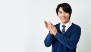 笑顔で拍手するビジネスマン