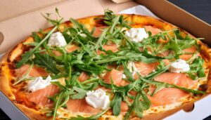 サーモンとルッコラのピザ