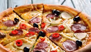 サラミと野菜のピザ