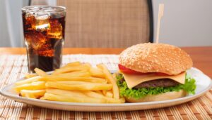 トレイに並んだバーガーセット