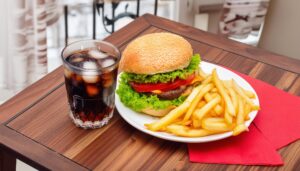 ハンバーガーセットとコーラ