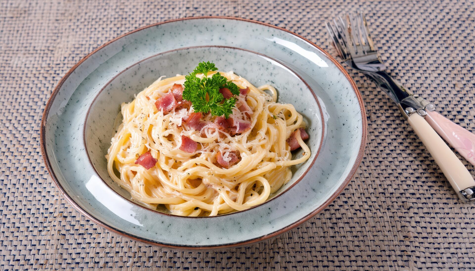 カルボナーラスパゲッティ（青緑の皿）