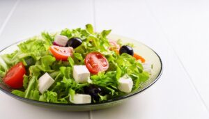 サラダとチーズキューブ