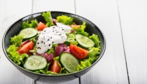 サラダ（黒い器）