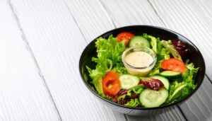 サラダ（黒皿とドレッシング）