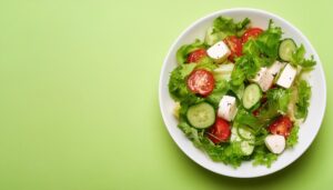 サラダとチーズキューブ（緑背景）