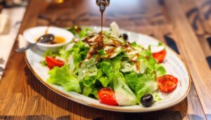 サラダにドレッシングをかける