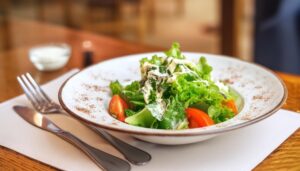 シンプルなサラダプレート