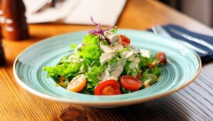 ドレッシングサラダ（青皿）