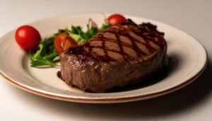 ステーキとトマトの盛り付け