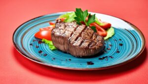 ステーキとサラダの盛り付け