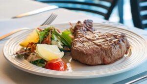 ステーキとサラダセット