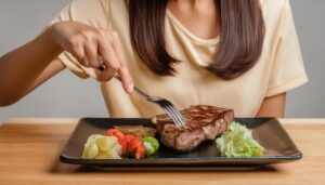 ステーキを食べる女性1